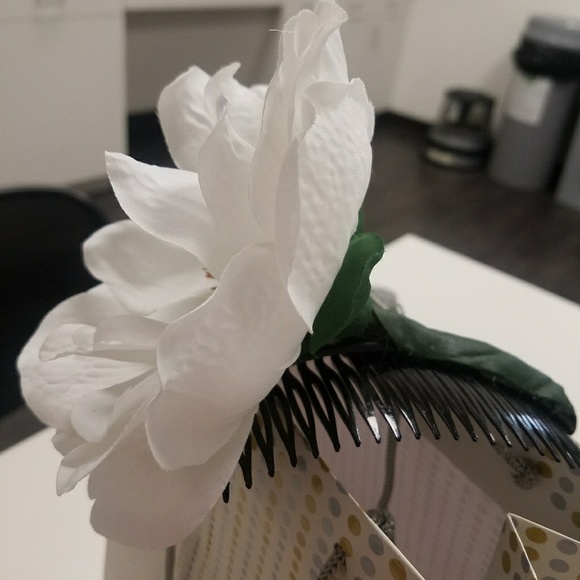 Handmade Magnolia Flower Hair comb! - Picture 3 of 8